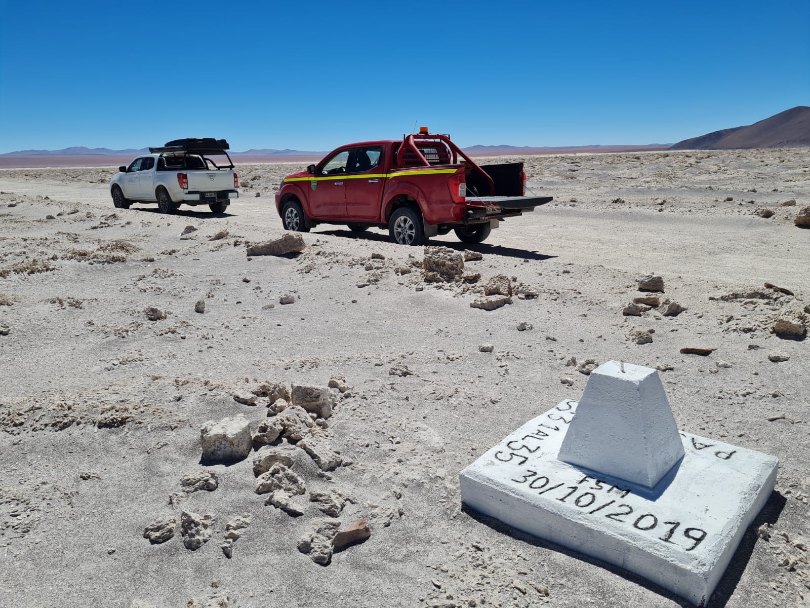 Camionetas en desplazamiento por zona desértica