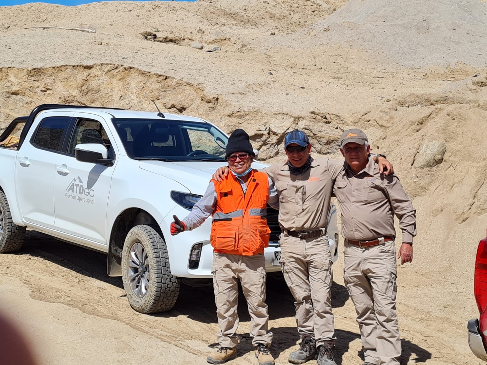 Equipo en terreno junto a camioneta ATDGO